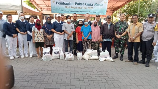 
 Danrem 052/Wkr Bagikan Paket Cinta Kasih Untuk Warga Kapuk