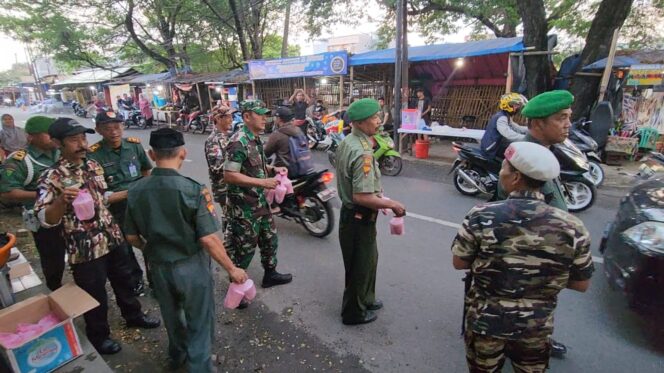 
 Berkah Romadhon, Babinsa-Mitra Jaya dan FKPPI Bagikan Takjil Gratis