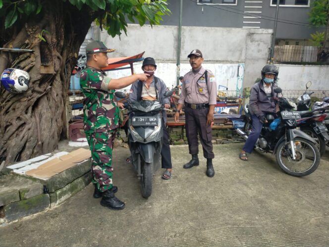 
 Ngobrol Santai Babinsa 04/CK Bersama Juru Parkir di Cengkareng, Jakbar