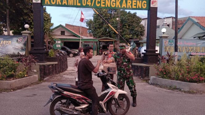 
 Koramil 04/CK, Mitra Jaya, FKPPI dan Pramuka SWK Kembali Bagikan Takjil