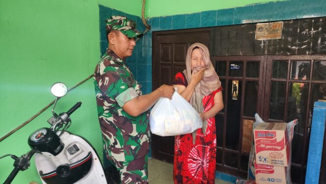 
 Tingkatkan Solidaritas dan Rasa Kebersamaan, Babinsa 04/CK Berikan Paket Sembako Bagi Warakawuri