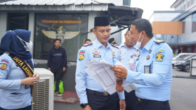 
 Suasana Haru dan Bahagia Selimuti Kunjungan Idul Fitri 1444 H Lapas Narkotika Kanwil Kemenkumham DKI Jakarta