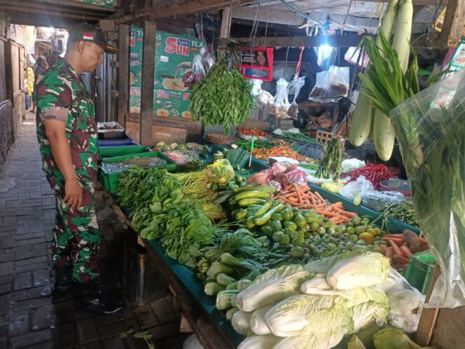 
 Babinsa 04/CK Pantau Harga Kebutuhan Pokok di Pasar Kalimati