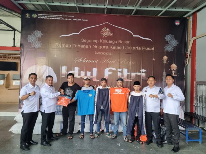 
 Kepala Rutan Kelas I Jakpus didampingi Pejabat Struktural Membagikan Setelan Kaus Harian, Baju Koko dan Baju Putih Untuk Para Warga Binaan