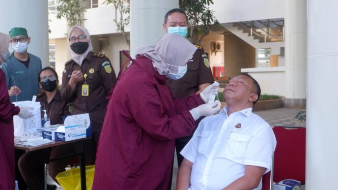 
 Antisipasi Covid-19 Subvarian Baru, Kejagung Gelar Swab Antigen