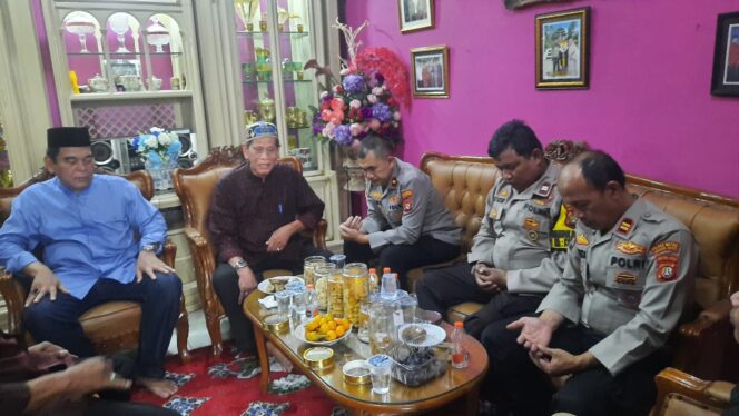 
 Jelang Aksi Demo, Kapolsek Palmerah Sambangi Tokoh Masyarakat