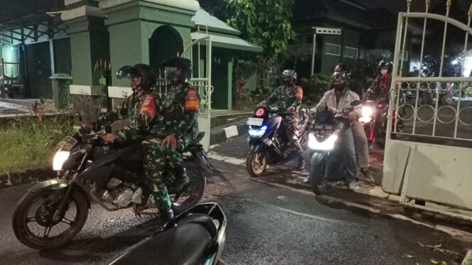 
 Jaga Kondusifitas Wilayah Binaan Teritorial, Babinsa Bersama Unit Inteldim Giat Patroli