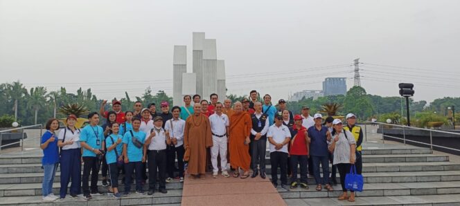
 Umat Buddha Indonesia Membersihkan Taman Makam Pahlawan Dalam Menyambut Trisuci Waisak 2567 BE