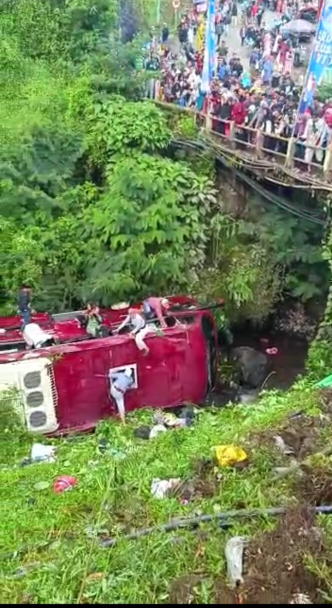 
 Bus Wisatawan Masuk Jurang di Kawasan Guci, Tegal