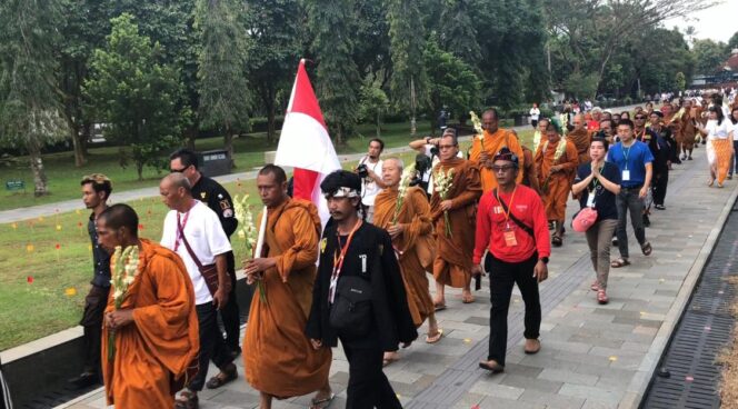 
 Bikkhu Thudong Tiba di Candi Borobudur