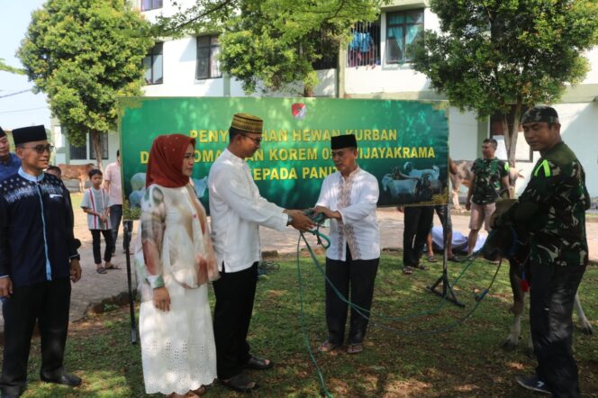 
 Idul Adha 1444 H, Danrem 052/wkr Serahkan Hewan Qurban di Masjid Jami Al Hidayah