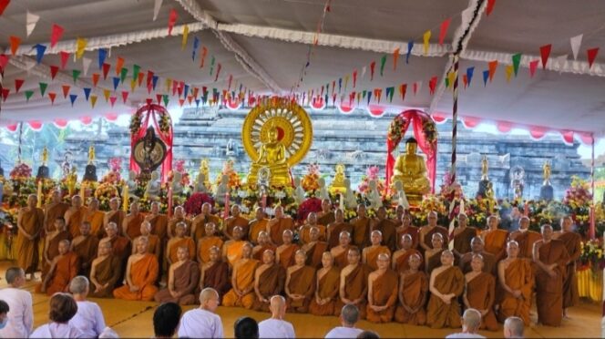 
 Prosesi pengambilan Api Dharma Tri Suci Waisak Abadi Mrapen Grobogan