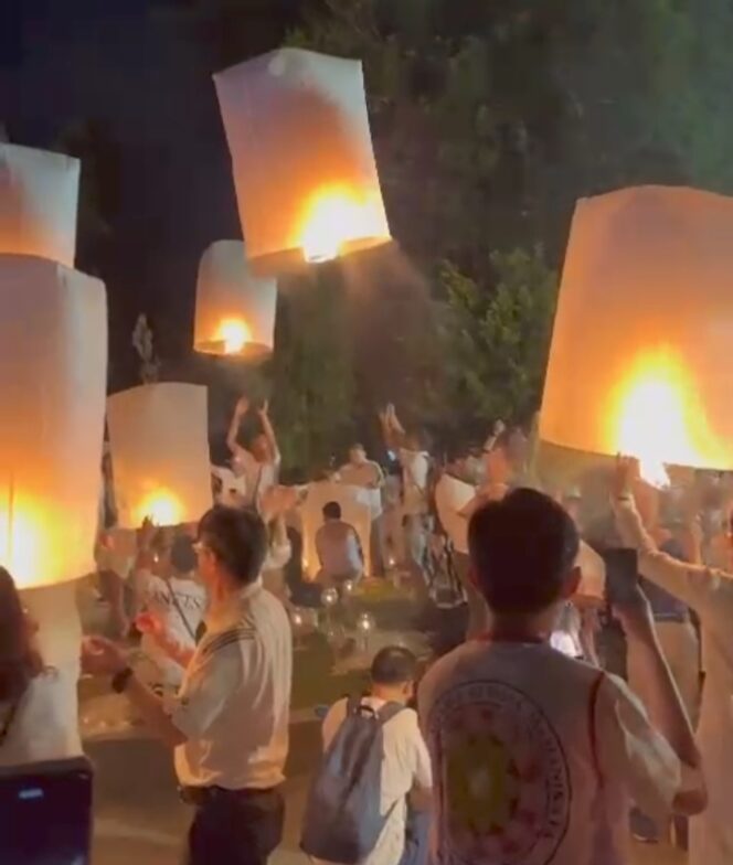 
 Ribuan Umat Buddha Khidmat Berdoa di Candi Borobudur