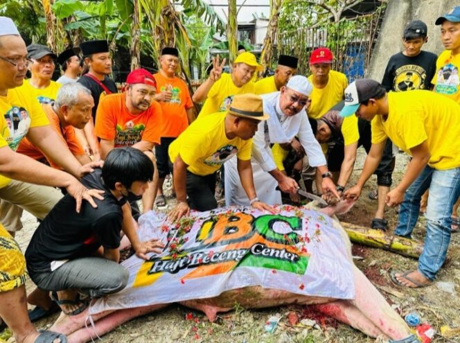 
 Anggota DPRD Komisi A Fraksi Golkar H.Beceng dan Anggota DPD RI Prof.Dr.H. Dailami Firdaus,SH Berqurban di Hari Raya Idul Adha 1444 H/2023