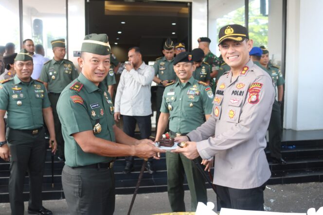 
 Danrem 052/wkr Berikan Surprise Kepada Polres Tangsel di HUT Bhayangkara ke 77