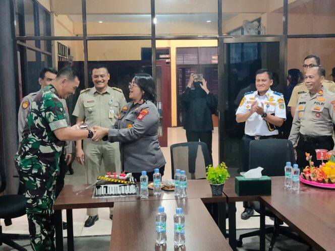 
 Geruduk Polsek Cakung, Danramil Surprise Ucapan HUT Bhayangkara ke 77