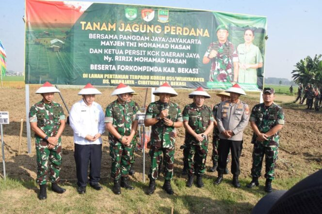 
 Danrem 051Wijayakata Dampingi Pangdam Jaya Tanam Jagung Di Wanajaya Cibitung