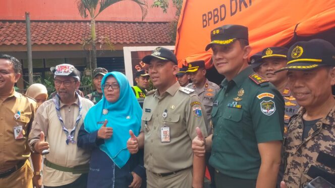 
 Letkol Inf ES Putra Siregar Pada Korban Kebakaran di Tambora Jakarta Barat “Masyarakat Jangan Lalai”