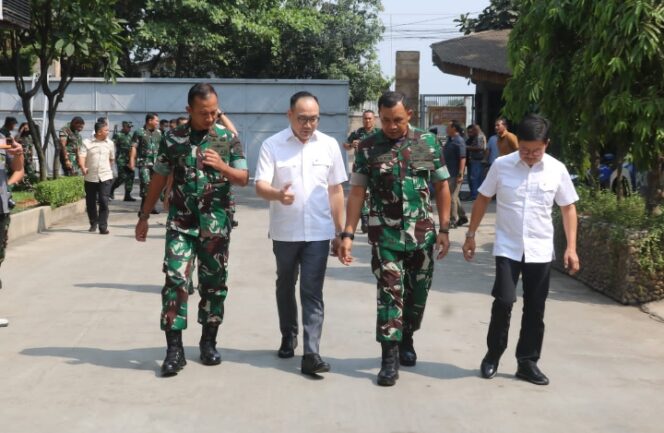 
 Danrem 052/Wkr, Dampingi Pangdam Jaya Dalam Kunjungannya Ke PT Arwana Citramulia