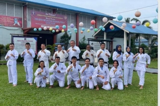 
 Kalapas Binjai Kanwil Kumham Sumut Theo Adrianus Latihan Bela Diri TAKO Bersama Jajaran