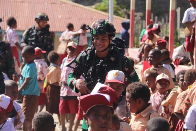 
 Serbu Sekolah, Upaya Satgas Yonif PR 330/Tri Dharma, Bangkitkan Asa Anak-anak Di Surga Papua