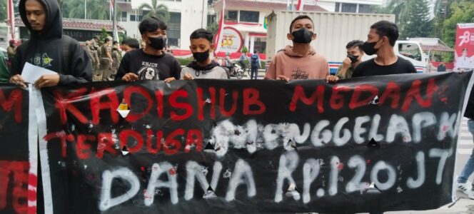 
 Protes Dugaan Penggelapan Dana Pegawai Dishub, Massa Formasi Berdemonstrasi Di DPRD Medan