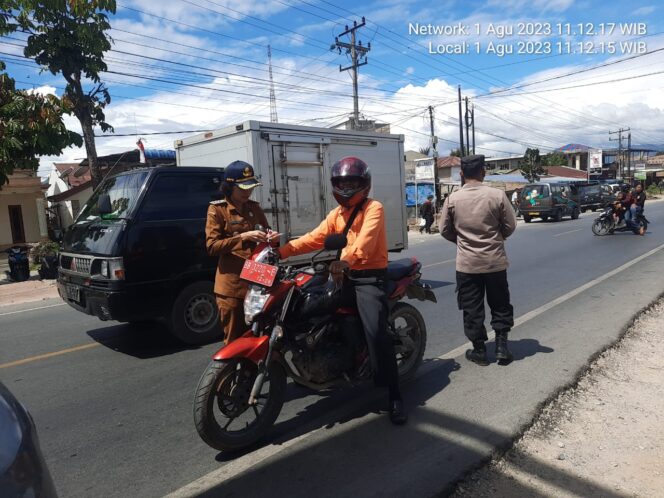 
 Polsek Laguboti Bersama Forkopimca Gelar Pembagian 10 Juta Bendera Merah Putih