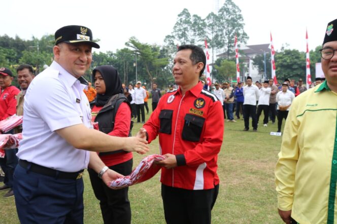 
 Wow….Walkot Jakbar Bagikan 40 Ribu Bendera Untuk Masyarakat