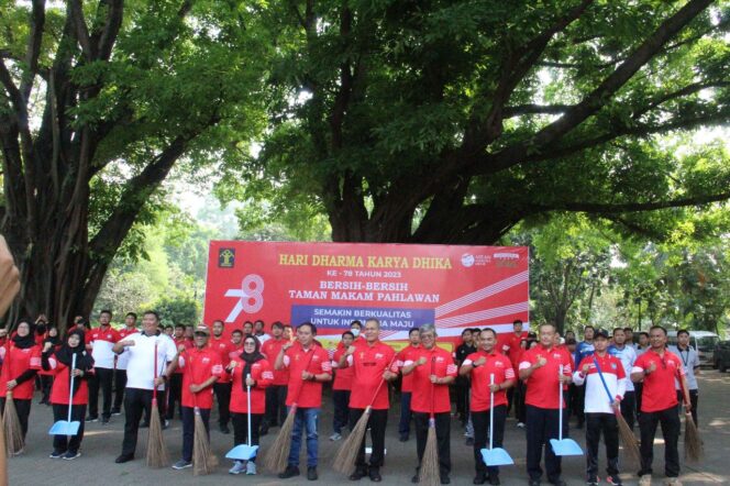 
 Semarakkan HUT Kemenkumham ke 78, Lapas Kelas IIA Bersih Bersih Makam Pahlawan