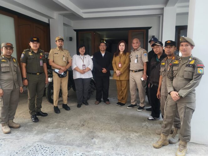 
 Satpol PP Kota Administrasi Jakbar Bongkar Bangunan yang Tidak Sesuai PBG