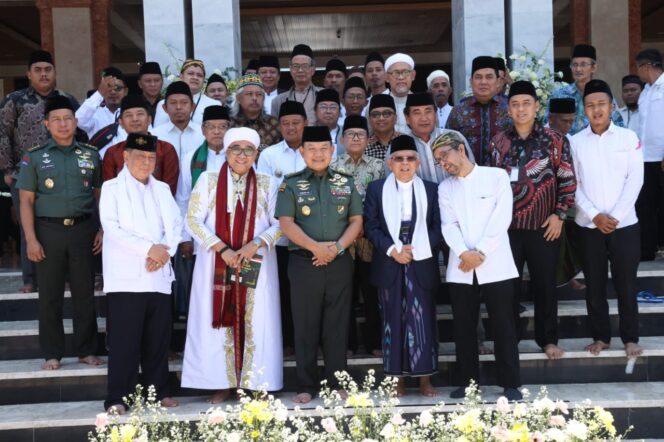 
 Resmikan Masjid Syarif Abdurachman Cirebon, Wapres RI Didampingi Kasad