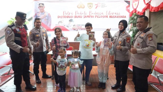 
 Polresta Bandara Soetta Bagi-bagikan Buku ke Masyarakat