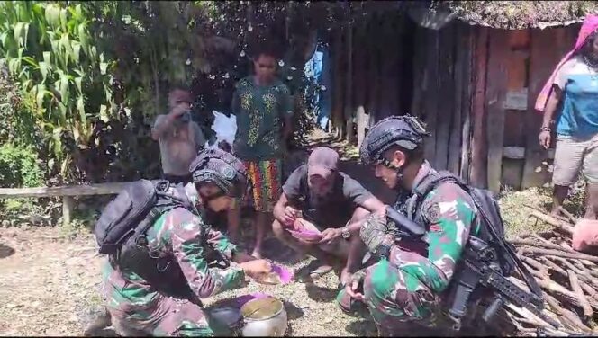 
 Perkuat Persaudaraan, Satgas YPR 330/Tri Dharma, Safari ke Honai-honai Warga di Intan Jaya