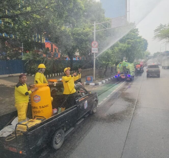 
 Wali Kota Jakarta Barat, Uus Kuswanto Mengerahkan 50 Kendaraan Tangki Air