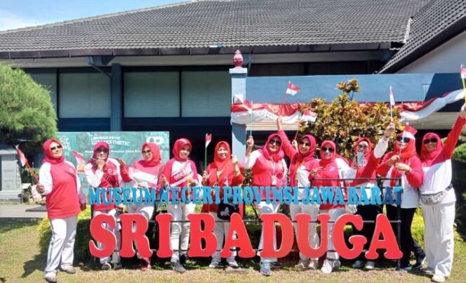 
 HUT RI ke 78 Aliansi wartawati Indonesia Menggelar Parade Merah Putih Jakarta Bandung