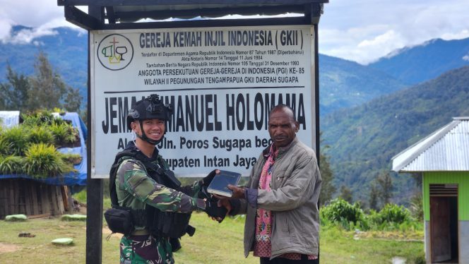 
 Satgas Yonif PR 330/Tri Dharma Gelar Patroli Rohani, Bagikan Ratusan Alkitab dan Kalung Rosario untuk Warga Intan Jaya