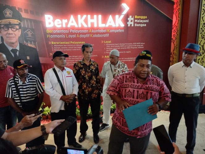 
 Puluhan Pemuda Papua Menuntut Anthonius Ayorbaba Segera DiLantik  Menjadi Eselon 1 di Kemenkumham RI
