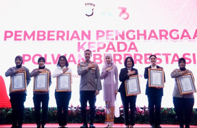 
 Berprestasi di Karya Tulis , Polwan Polresta Bandara Soetta Raih Penghargaan