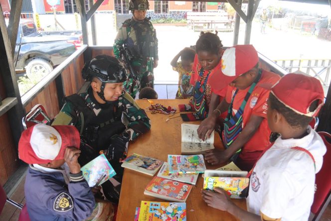 
 Satgas Yonif PR 330 Buka Taman Bacaan Darma Putra