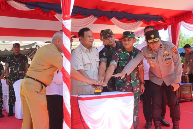 
 Pangdam Pattimura Dampingi Menhan RI Resmikan Sarana Air Bersih di Pulau Moa