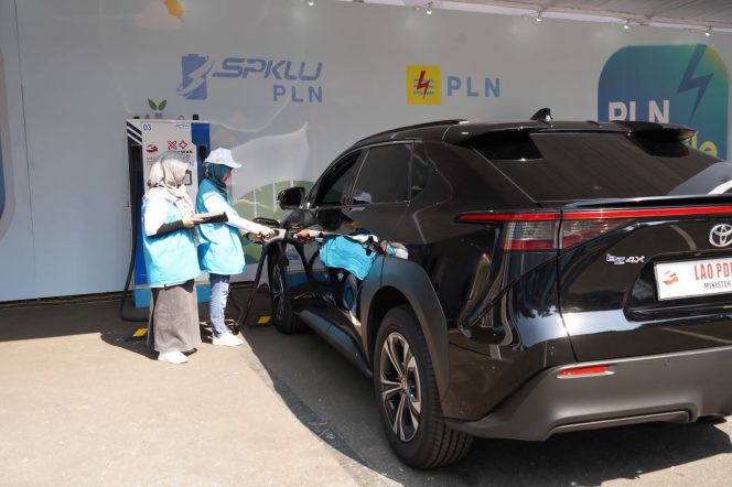 
 Driver Delegasi KTT ASEAN Sebut Pengisian di SKPLU PLN Cepat dan Nyaman