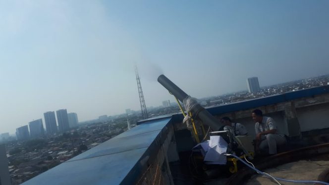 
 Pemkot Jakbar Mengoperasikan Water Mist Generator di Gedung A Walikota