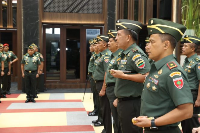 
 Wakasad Terima Laporan Korps Kenaikan Pangkat 10 Pati TNI AD