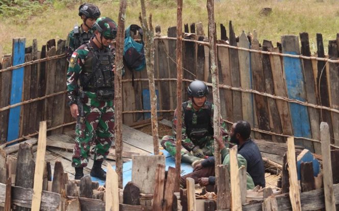 
 Satgas Yonif 330 Bantu Bangun Honai Warga