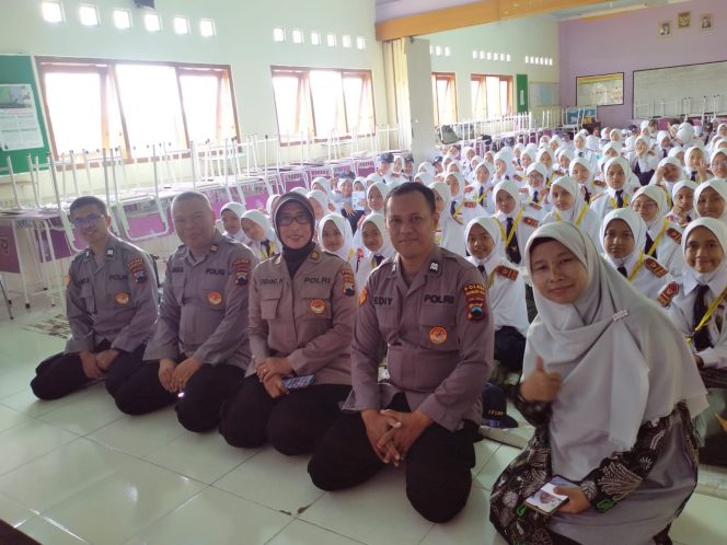 
 Polres Magelang Kota Binluh pencegahan Bullying Di SMP IT Ihsanul Fikri