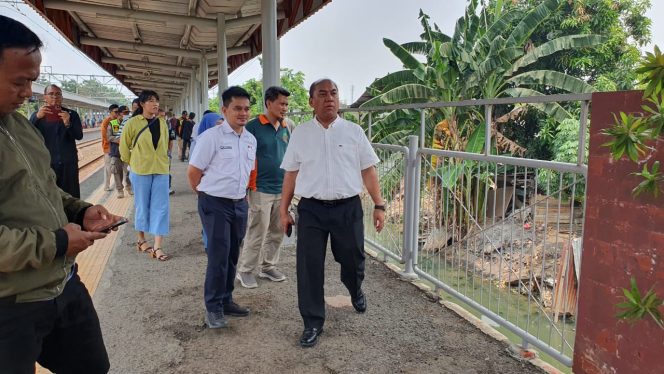 
 Walkot Jakbar Uus Kuswanto Geram Lantaran Petugas PT.KAI Melarang