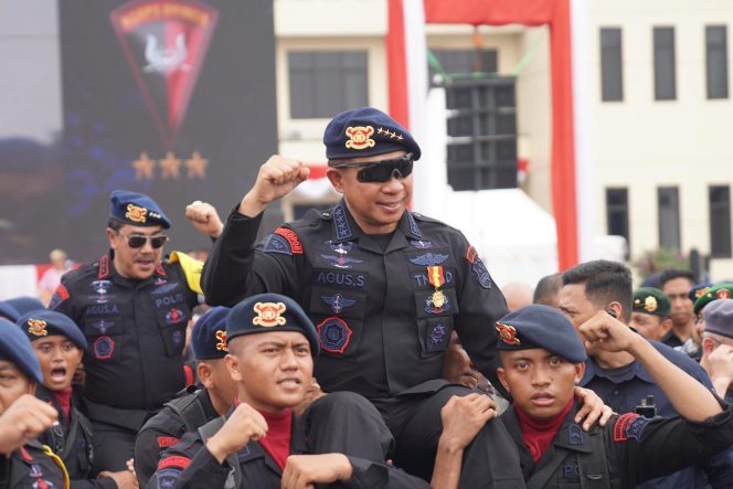 
 Penyematan Roda Kompas Tandai Pengangkatan Kasad Jadi Warga Kehormatan Utama Korps Brimob