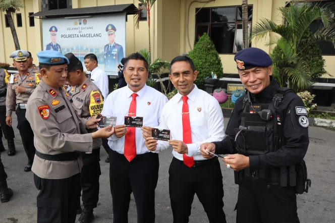 
 Penyerahan Buku Pedoman Netralitas Anggota Polri Dalam Pemilu 2024 di Polresta Magelang