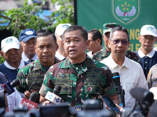 
 Kasad Jenderal Maruli Pimpin Langsung Pembersihan Sungai Krukut