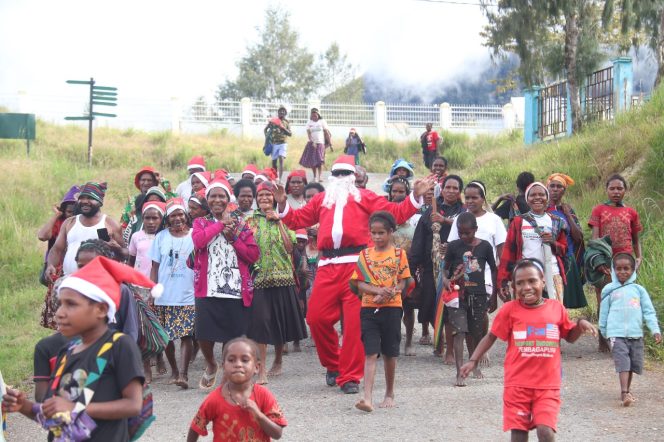 
 Satgas 330 Bagikan Bingkisan Natal Gunakan Kereta Santa